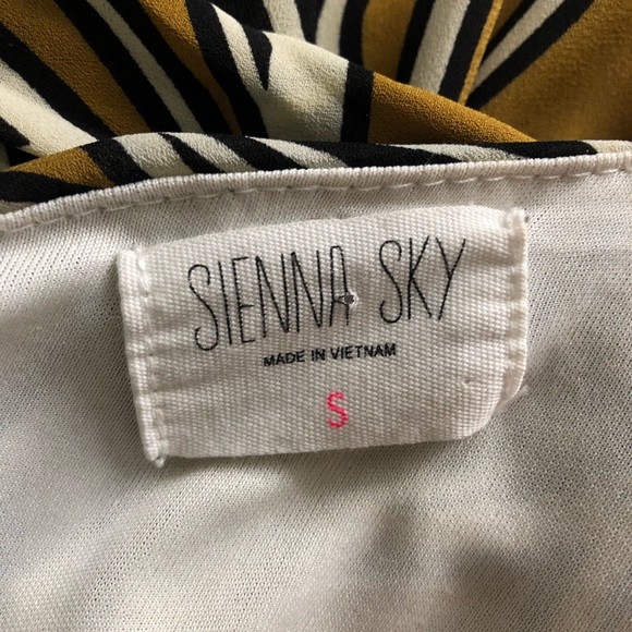 Sienna Sky Yellow Floral Jumpsuit Size Small - Picture 9 of 11